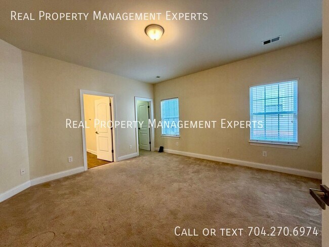 Building Photo - 3116 Village Glen Ln