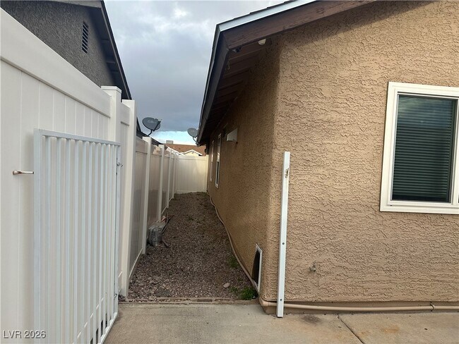 Building Photo - 820 Bergamont Dr