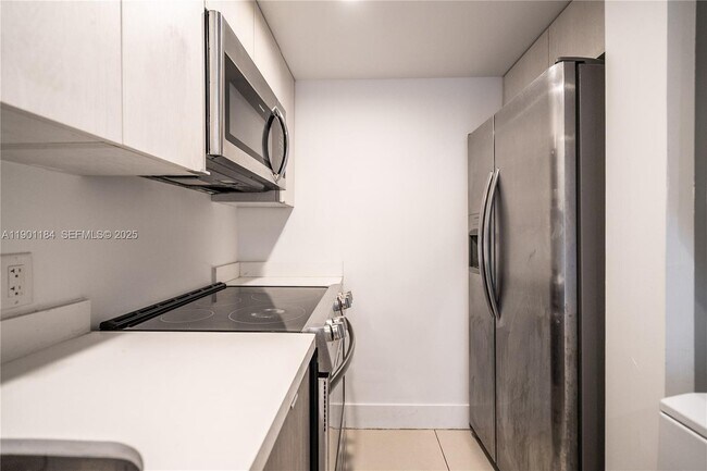 Building Photo - 1985 Bay Dr