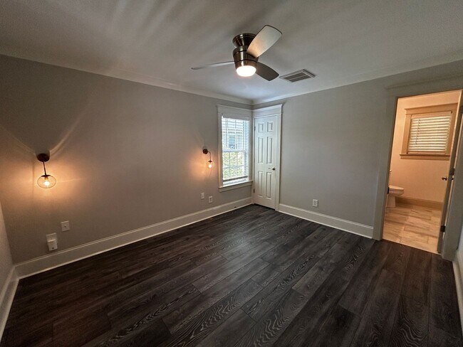 Building Photo - Gorgeous 4 Bedroom Home in Belmont Neighbo...