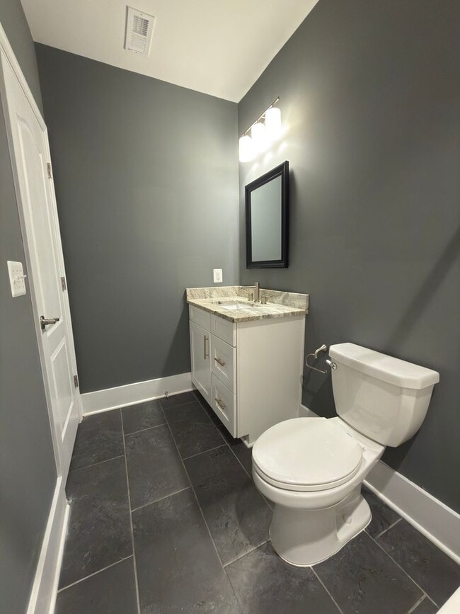 Building Photo - Spacious 4 Bed 3.5 Bath Home in Round Hill VA For Rent!