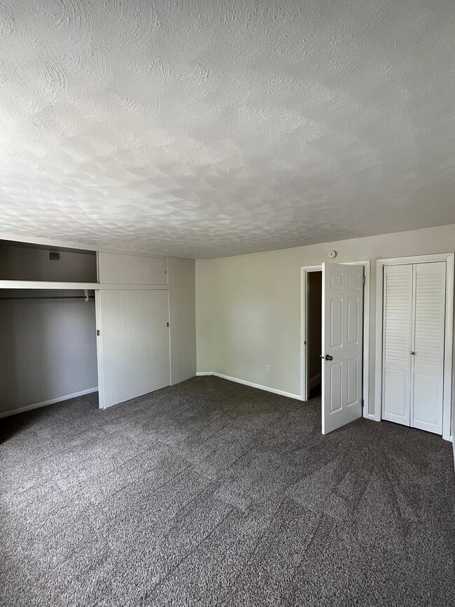 Building Photo - Large 2 Bed, 1 Bath Home, with Office/Bonus Room! Available Now!