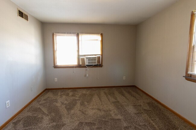 Building Photo - 2800 Fairhaven Dr