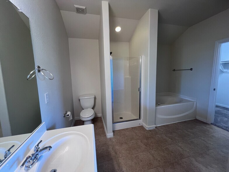 Building Photo - 706 Cedar Cove Dr