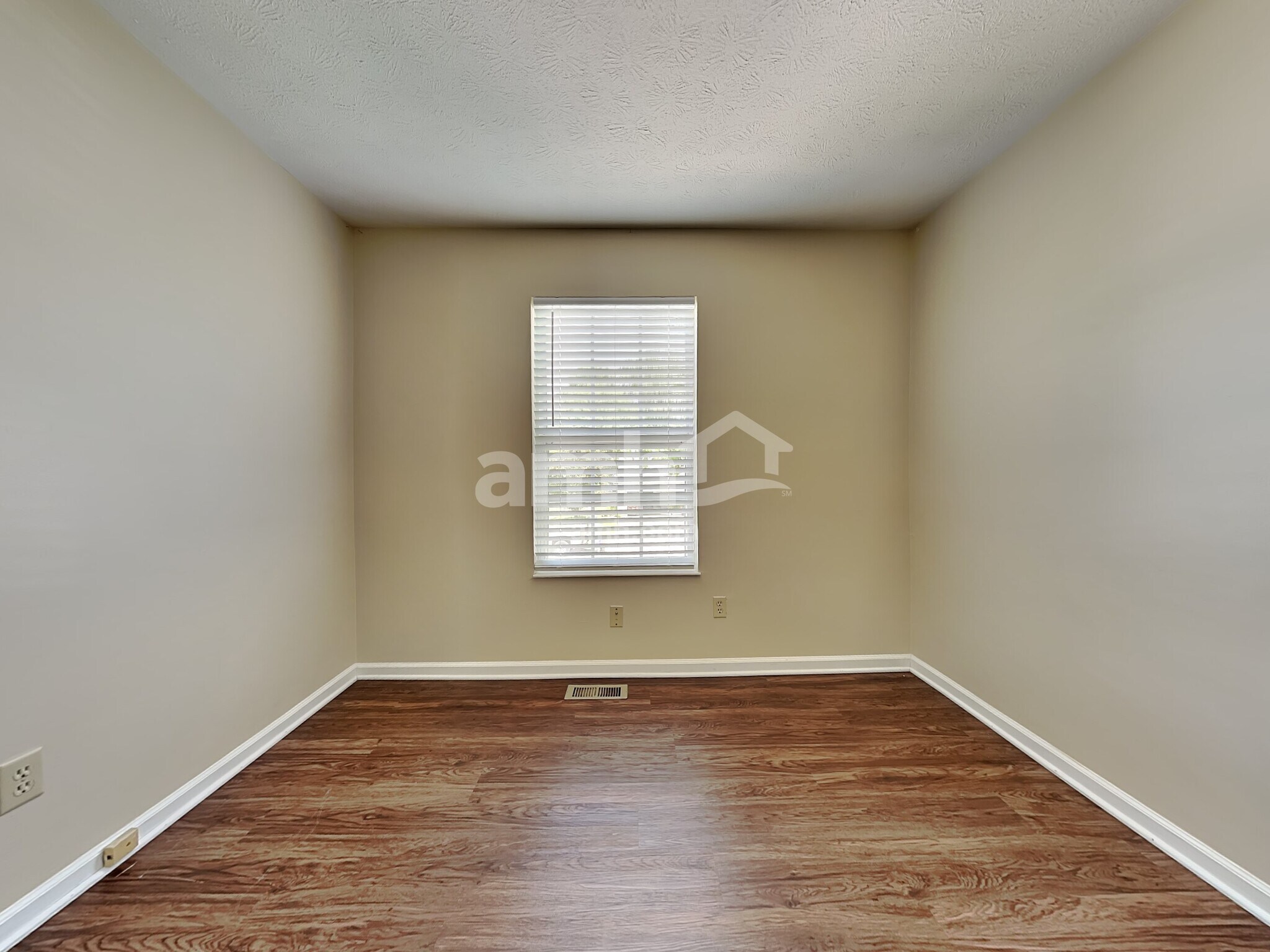 Building Photo - 3659 Shorewood Dr