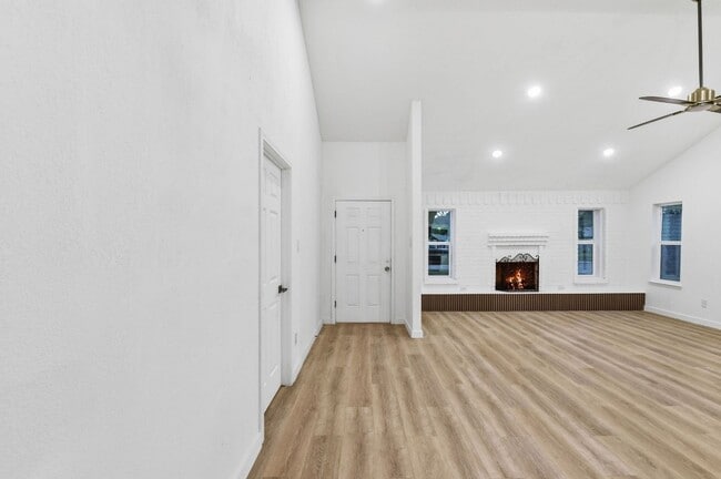 Building Photo - 6718 Deer Ridge Ln