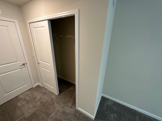 Building Photo - 3 Bedroom, 2.5 Bath Town Home with 1 Car Garage in Grayson Square!