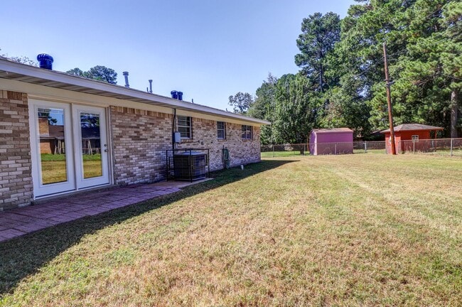 Building Photo - 3 Bedroom 2 Bathroom House in Wake Village, TX!