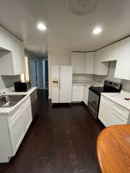 Building Photo - 280 N Silver Star Dr