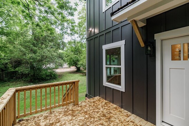 Building Photo - 232 Vine St