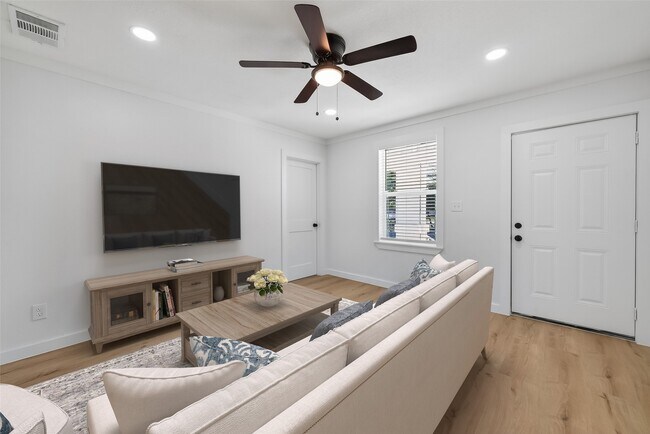 Building Photo - 2202 Hutchins St