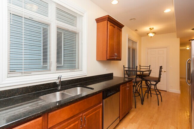 Building Photo - 2416 N Greenview Ave