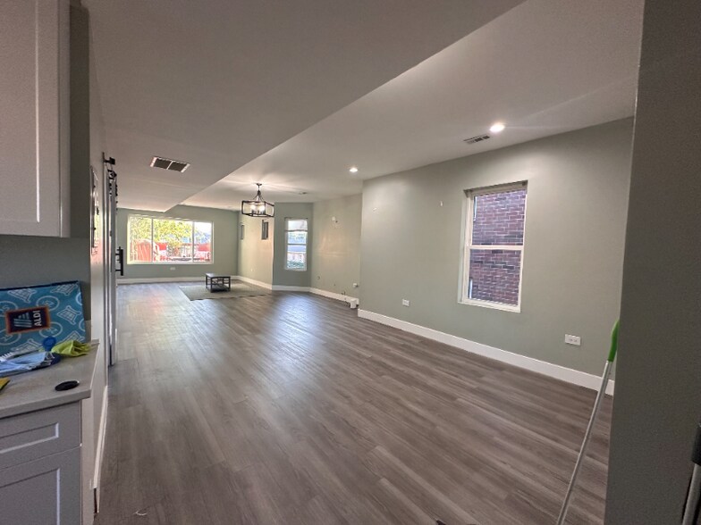 Building Photo - 4854 W Addison St