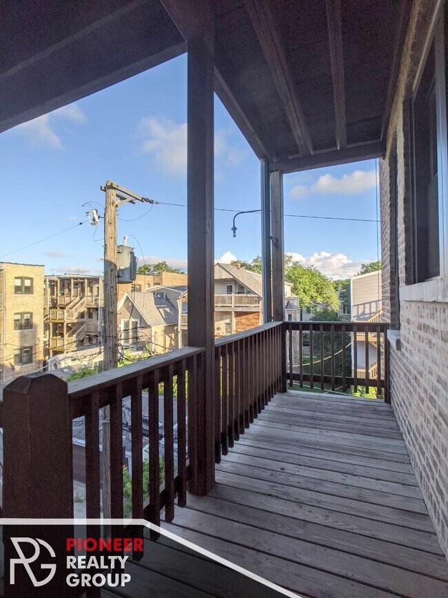 Building Photo - 1121 W Oakdale Ave