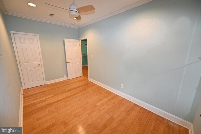 Building Photo - 550 Hobart Pl NW