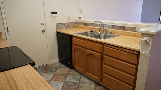 Building Photo - Charming 2 bedroom 2 bathroom home in the pocket area of Sacramento!