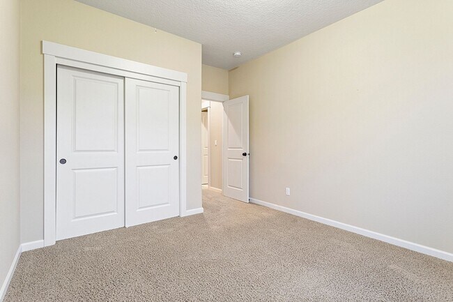 Building Photo - Excellent Condition Three Bedroom + Office, Fenced Backyard, Central AC