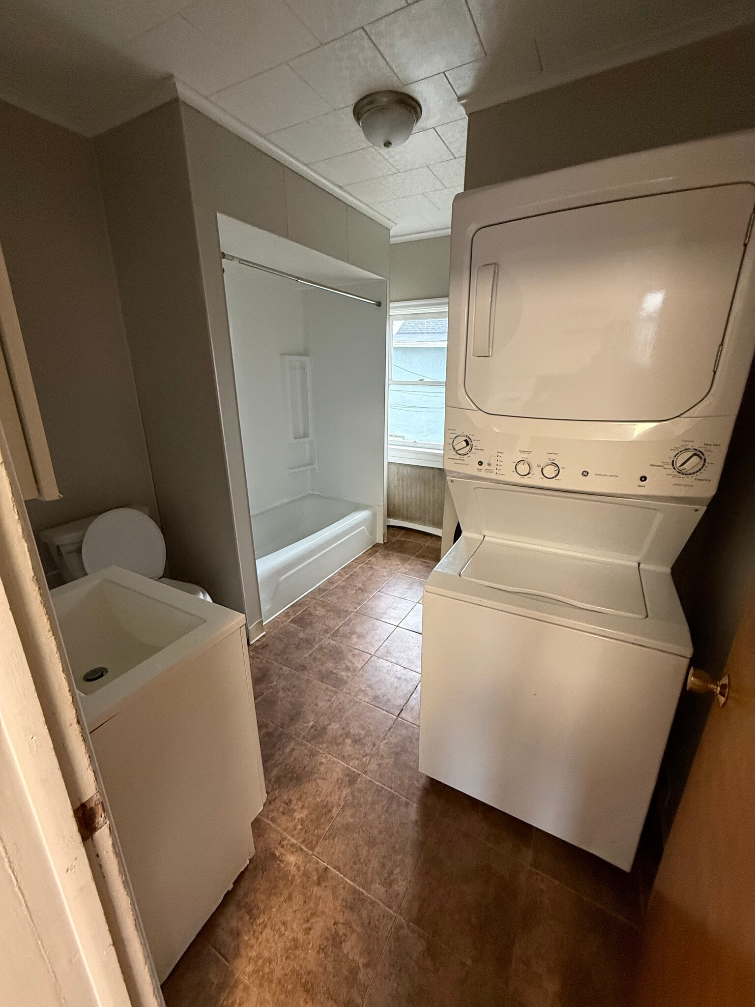 Building Photo - 1350 N Main Ave