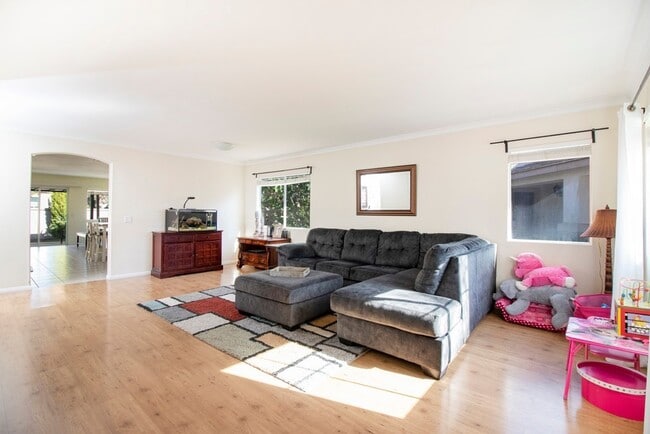 Building Photo - Small dogs alllowed . All appliance. Palom...