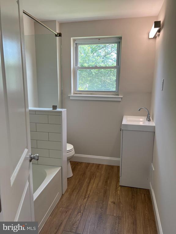 Building Photo - 550 N Line St