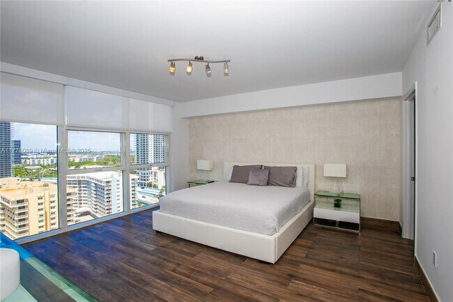 Building Photo - 1830 S Ocean Dr