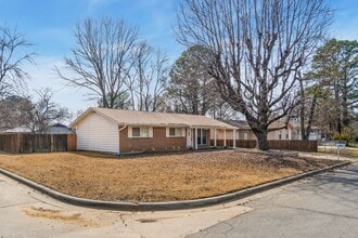 Building Photo - 1606 Savannah Dr