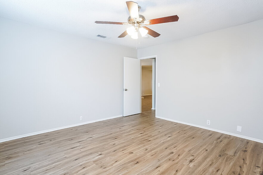 Building Photo - 1605 Columbia Dr