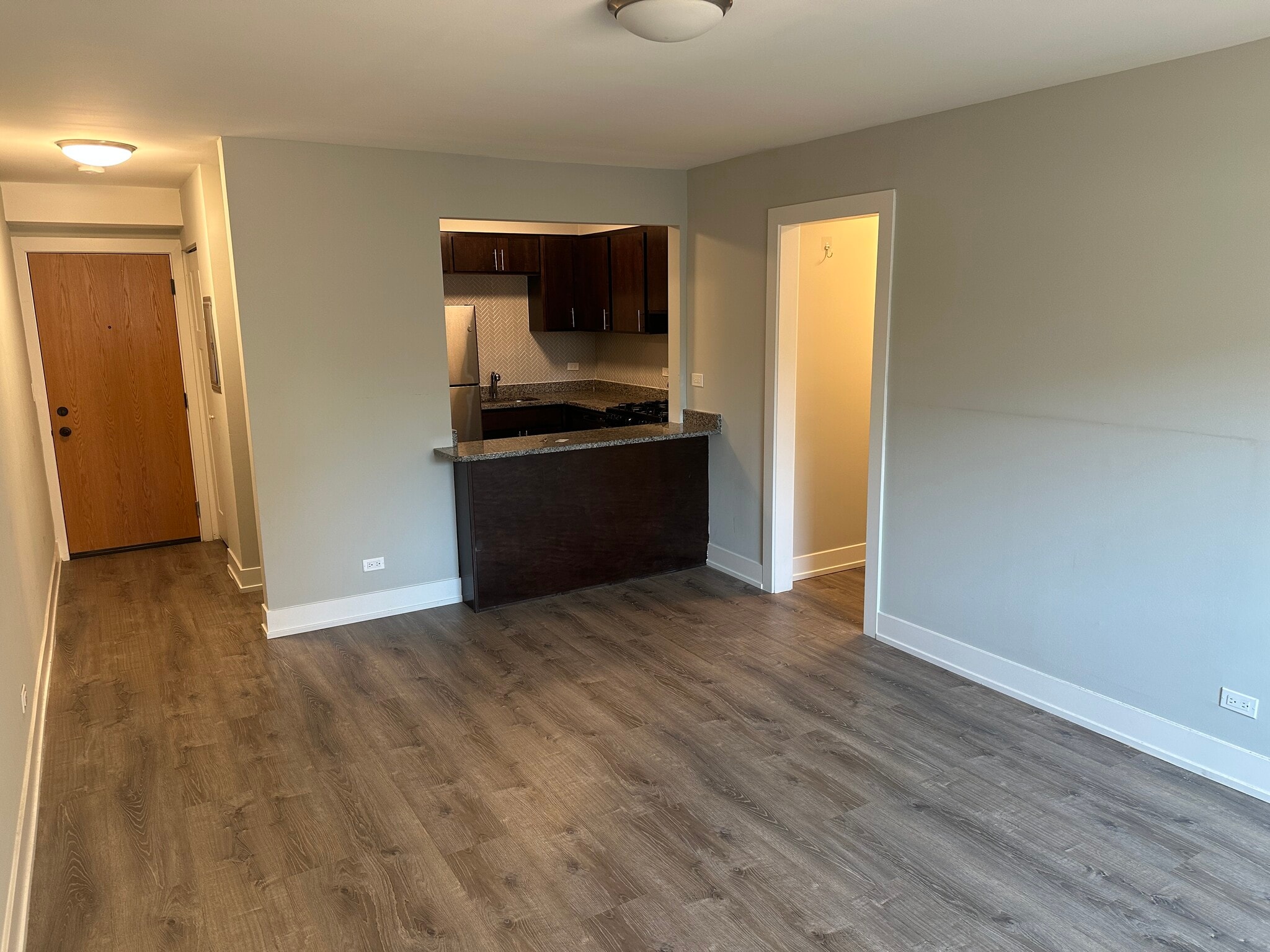 Building Photo - 542 W Surf St