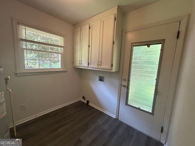 Building Photo - 729 Holly Dr