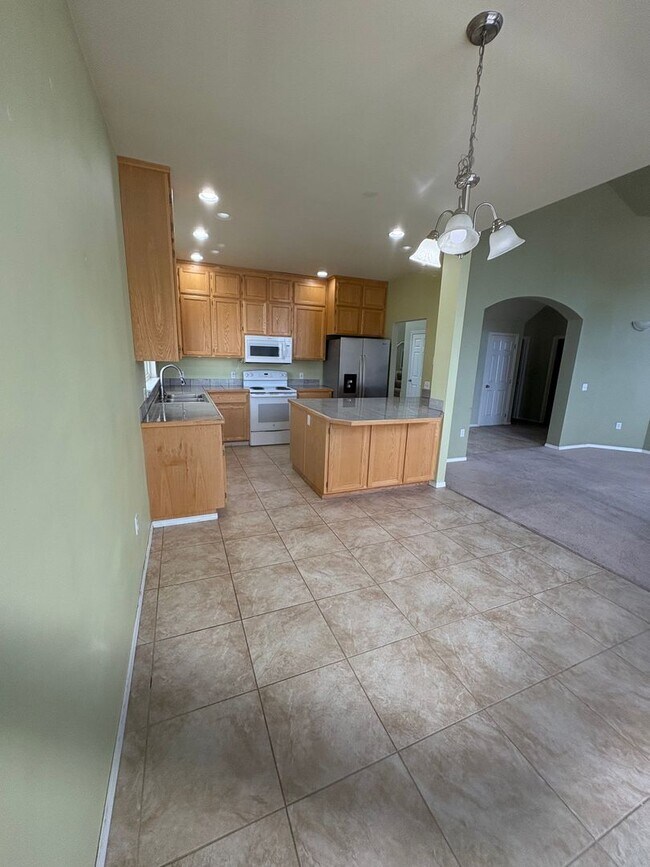 Building Photo - Reduced Rent!