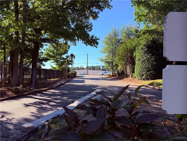 Building Photo - 3595 Woodbriar Cir