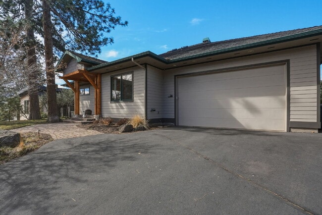 Building Photo - Beautiful 3-Bedroom Home Above Miller’s Landing with River and Mountain Vistas