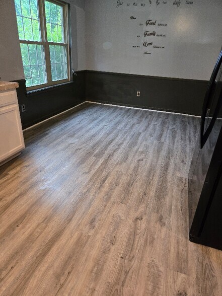 Building Photo - 4105 Lakeside Dr