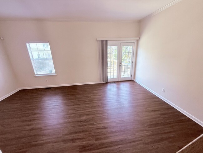 Building Photo - Luxury End Unit Townhome