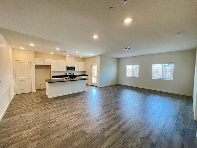 Building Photo - 754 Tamarack Ct