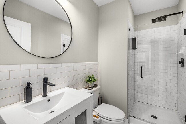 Building Photo - Charming 2BR Condo in Midtown Atlanta