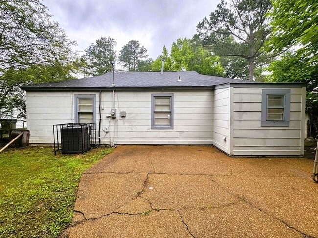 Building Photo - 1644 Russwood Rd