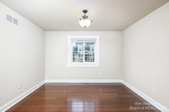 Building Photo - 2 Maple Vlg Ct