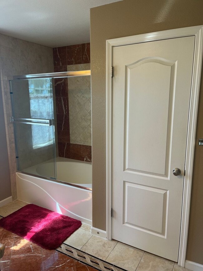 Building Photo - 3 bedroom 3 bathroom with bonus room in No...