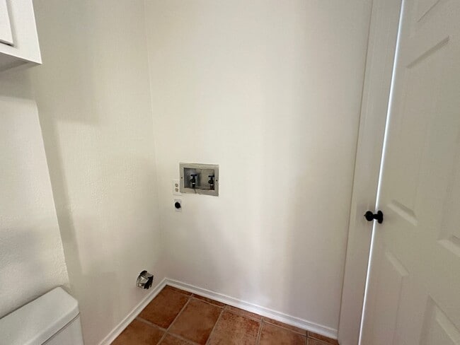 Building Photo - Cozy Townhome close to Mansfield Road....