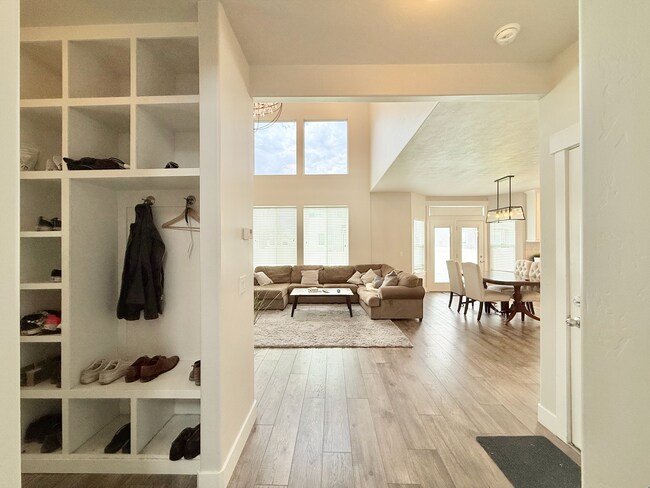 Building Photo - VERY Spacious house in Vineyard!