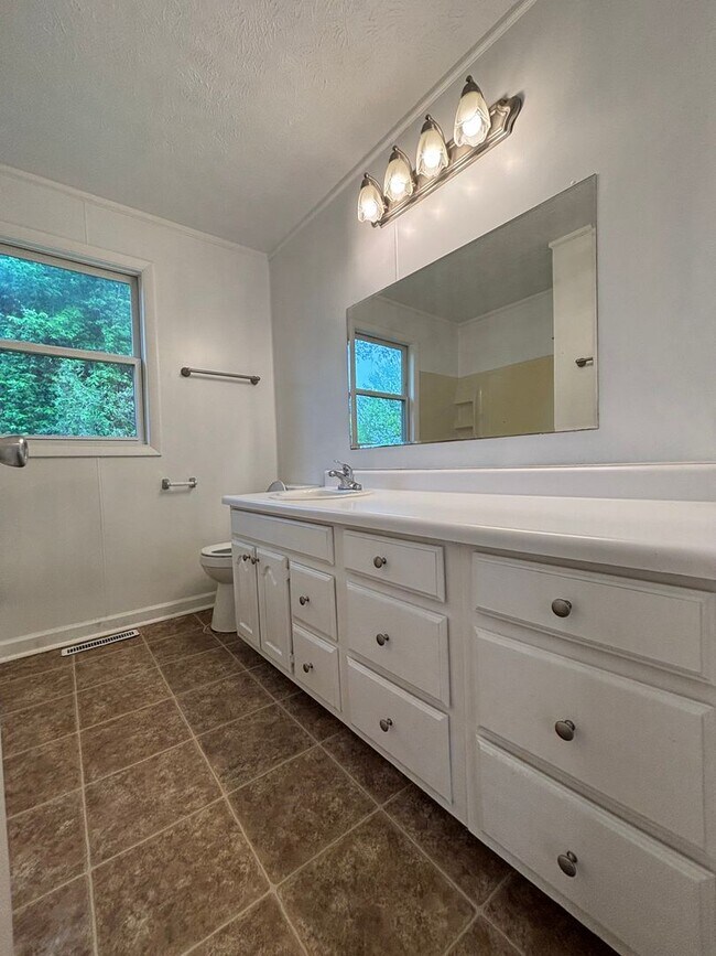 Building Photo - Available Now 2 bedroom 1 bathroom with 2 car garage
