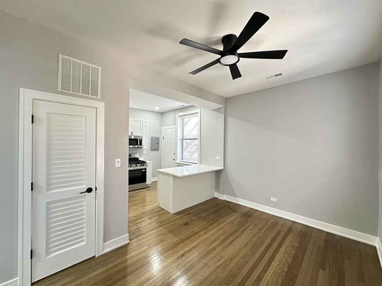 Building Photo - 3828 N Wilton Ave