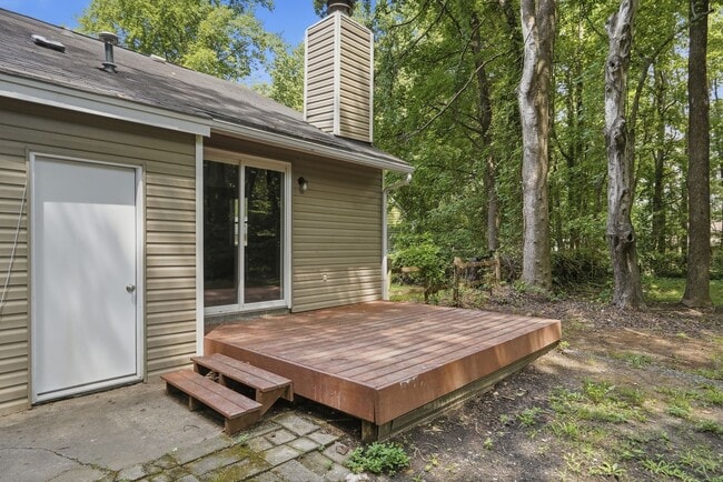 Building Photo - Renovated Ranch on a Quiet Cul-de-Sac with Vaulted Ceilings & Private Backyard