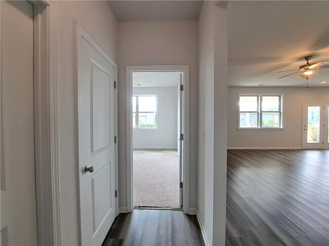 Building Photo - 3329 Long Creek Dr