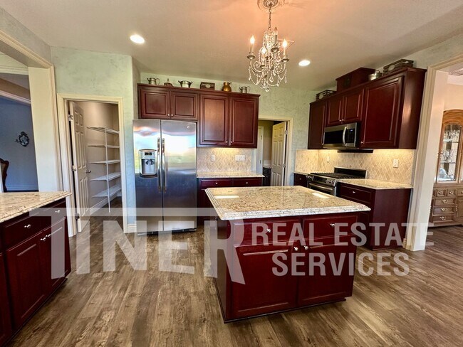 Building Photo - 3576 Hume St