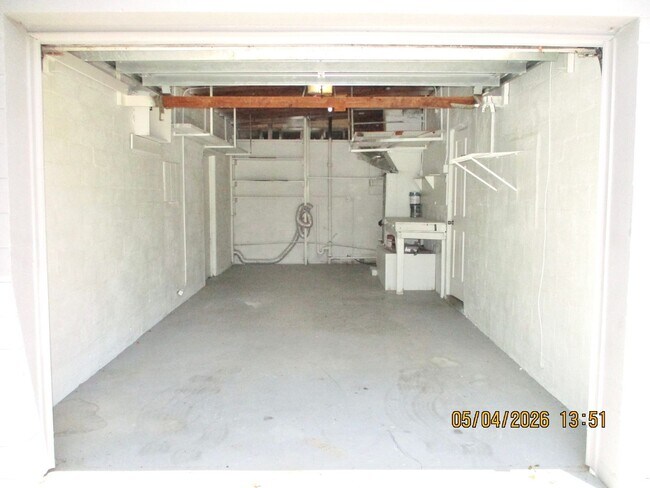 Building Photo - 3 bedroom, 1.5 bath, Garage