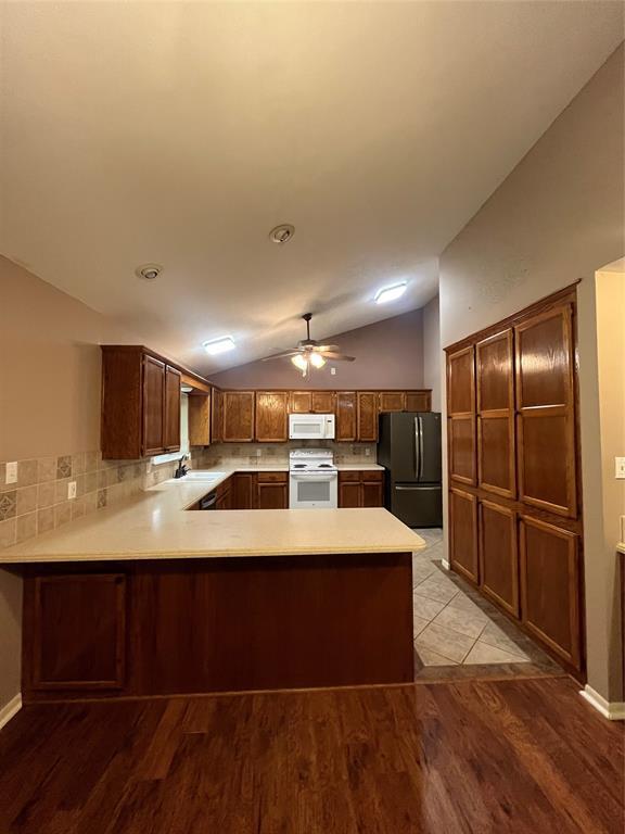 Building Photo - 2107 Greentree Dr