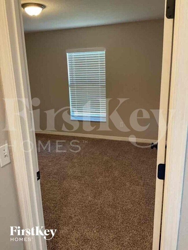 Building Photo - 739 N Midland Dr