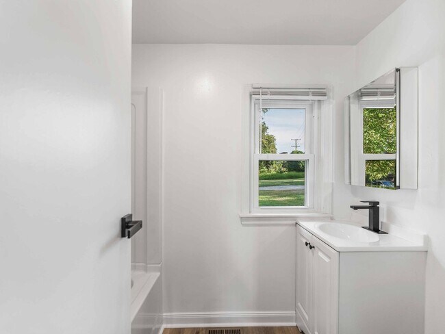 Building Photo - AVAILABLE OCT 1st! Don't miss this RENOVATED 2 bedroom in Penn Hills!